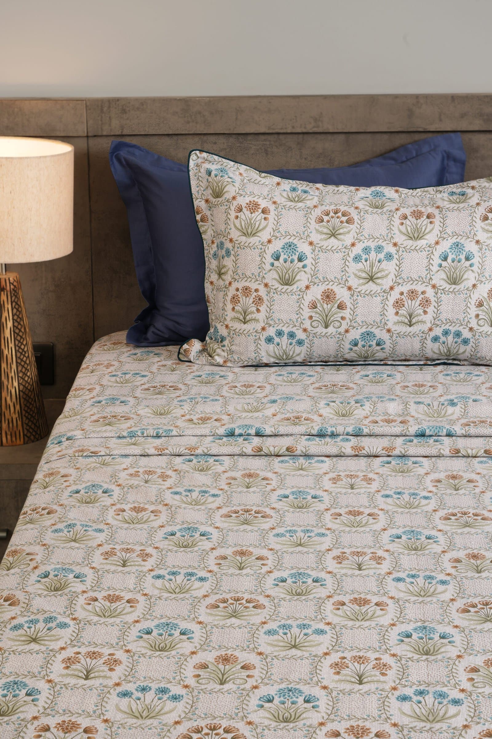 Weavio Collection | 100% Cotton | Floral Print (108″x108″/274cmx274cm) | 210TC Superking Size Bedsheet with 2 Piping Pillow Covers view 3