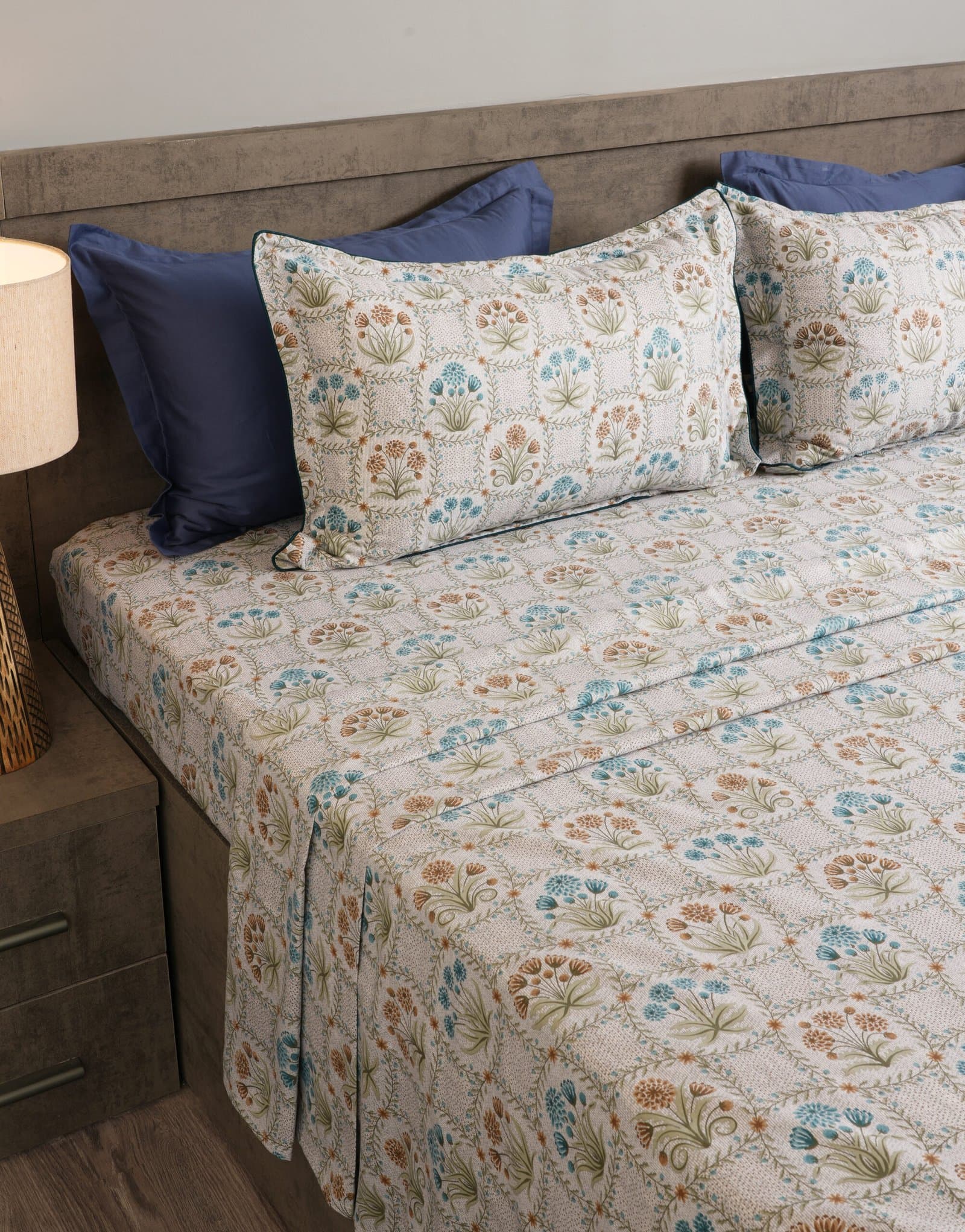 Weavio Collection | 100% Cotton | Floral Print (108″x108″/274cmx274cm) | 210TC Superking Size Bedsheet with 2 Piping Pillow Covers view 4