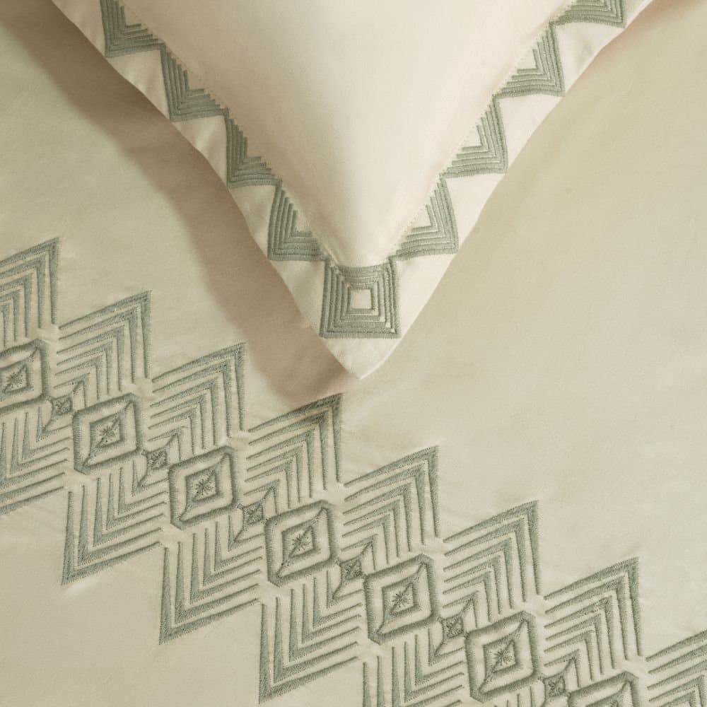 Diamond Pearl Embroidered Bedsheet Set | Soft Pearl | Designer Embroidery | 1 Bedsheet with 2 Pillow Covers | Luxury Bedroom Décor (108″x108″/274cmx274cm) (Copy)