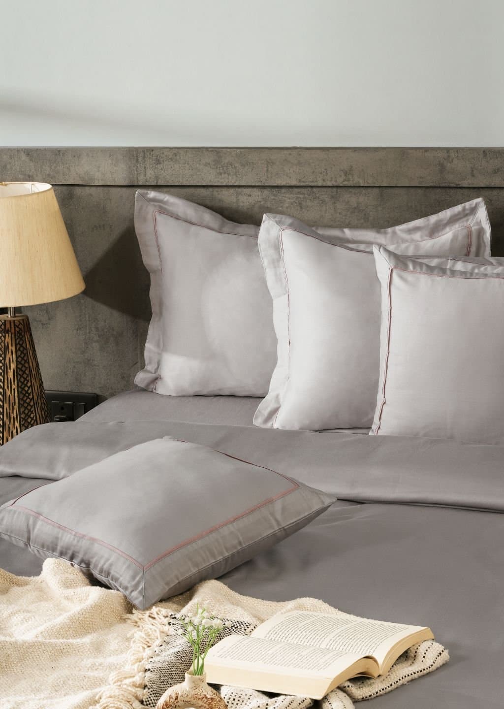 Bold Border 5PCS Set | Soft Grey | 300TC | 1 Superking Bedsheet with 2 Pillow Covers | 2 Cushion Covers (108″x108″/274cmx274cm)