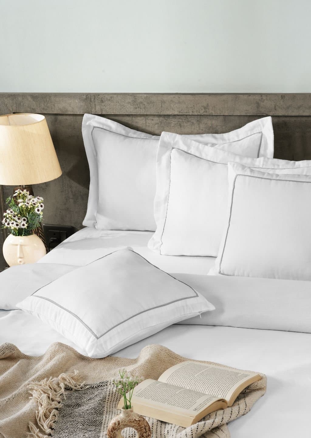 Bold Border 5PCS Set | White | 300TC | 1 Superking Bedsheet with 2 Pillow Covers | 2 Cushion Covers (108″x108″/274cmx274cm)
