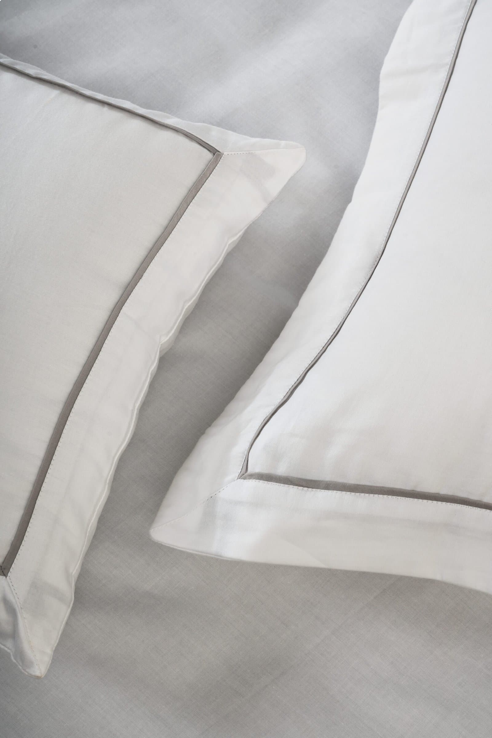 Bold Border 5PCS Set | 300TC | 1 Superking Bedsheet with 2 Pillow Covers | 2 Cushion Covers (108″x108″/274cmx274cm) view 5